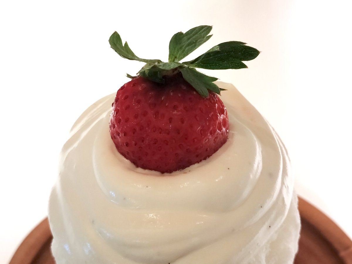 Xiaoyue_5555's tweet image. ときめくビジュアル❤️🍓❤️

【(あまおう)いちごと練乳バニラ】

上の苺が超甘で美味しすぎたー！
ジャム的な苺ソースがとても苦手なのでそれが皆無でバニラ香るホイップと生苺の美味しさだけがギュッとミニサイズに詰まっていて嬉しい😆

絶対無理と分かっているけどミニサイズ祭りして欲しい🤤

#CHAP