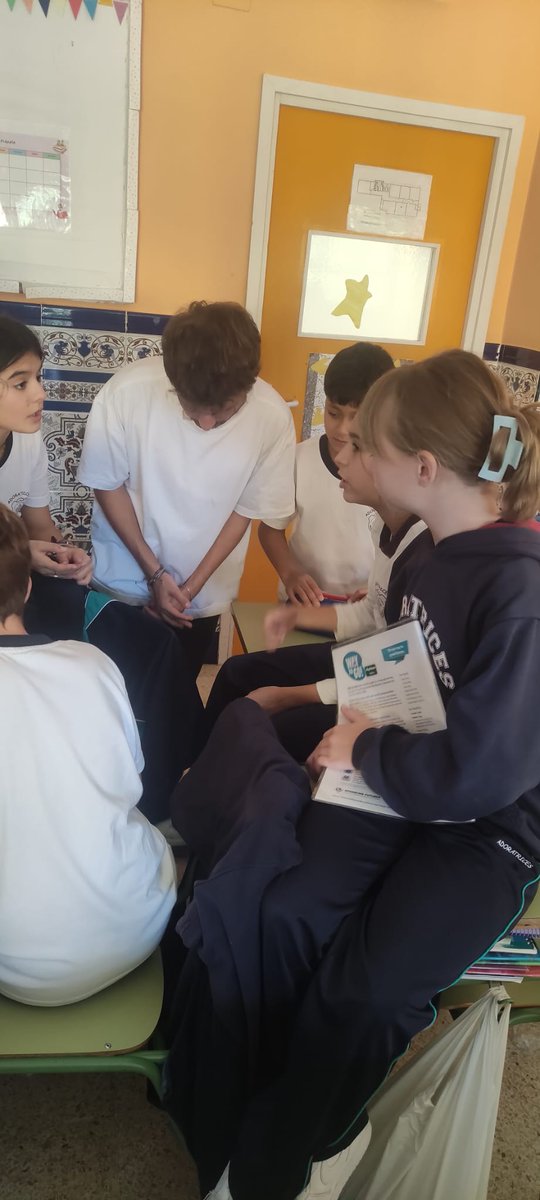 Encantados con nuestros auxiliares. En sexto hemos conocido un poco más de la cultura americana. 
Nuestros alumn@s le han explicado las actividades que hacen al aire libre