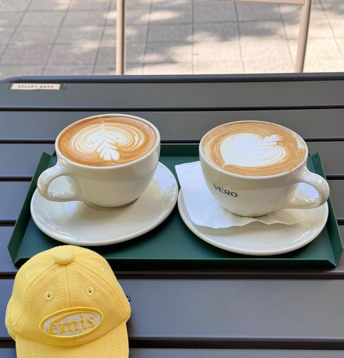 好喝的咖啡和可爱的小帽子