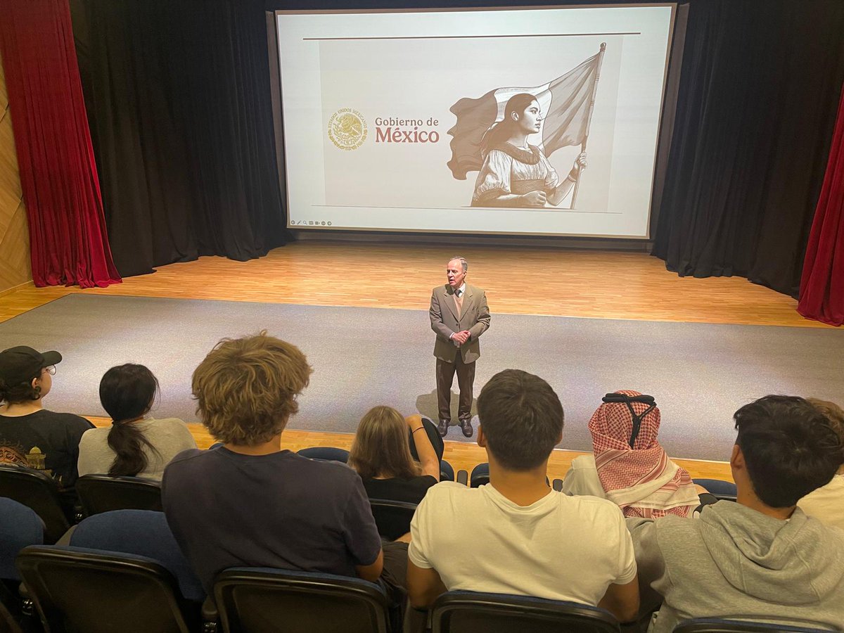 EmbaMexQatar's tweet image. La #RevolucionMexicana , 🇲🇽primera social del S. XX, se proyecta hoy en sólidas instituciones y en una Política Exterior que observa el 🌐Derecho Internacional.

En este Aniversario #20Nov  así lo dijo el Embajador de México a estudiantes de la ACS School Doha.

@Qatar_Edu