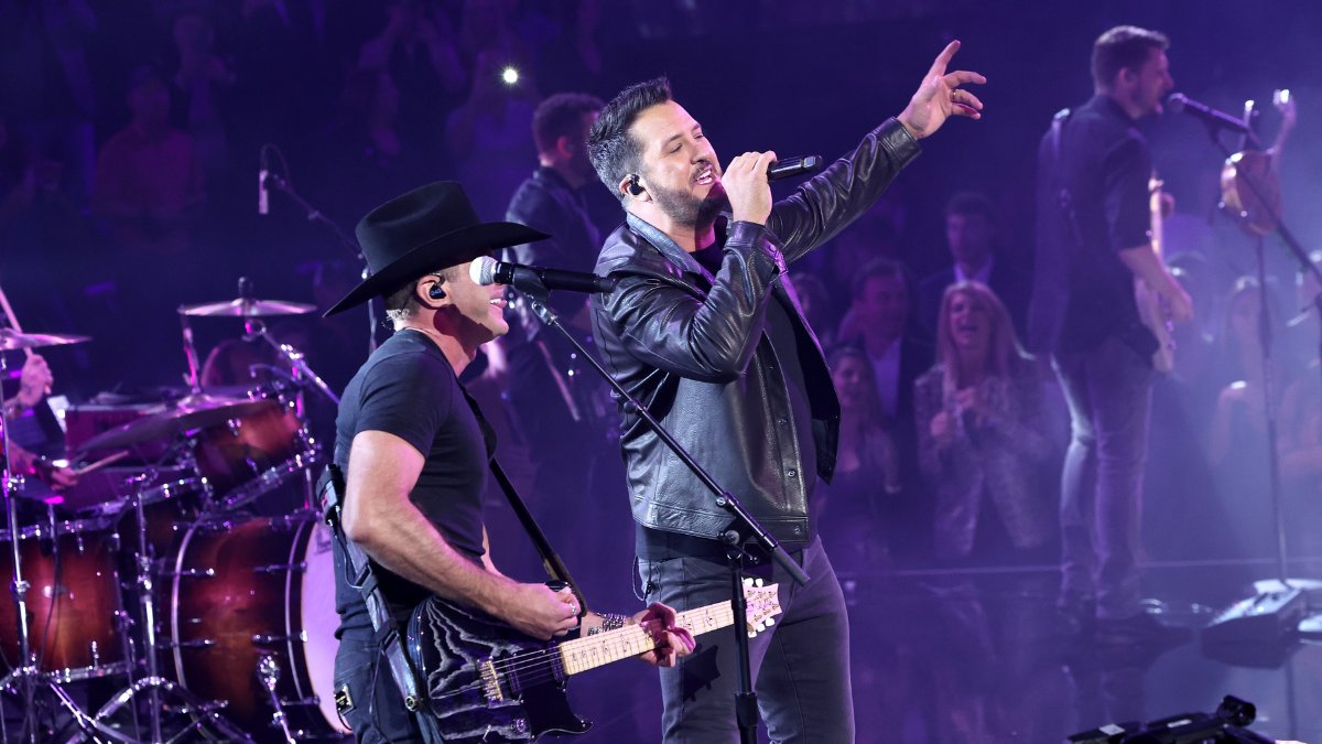 Watch: Luke Bryan Shares Behind-The-Scenes Look At His Rehearsal For The 58th CMA Awards In Nashville | US 103.5 us1035.iheart.com/content/2024-1…