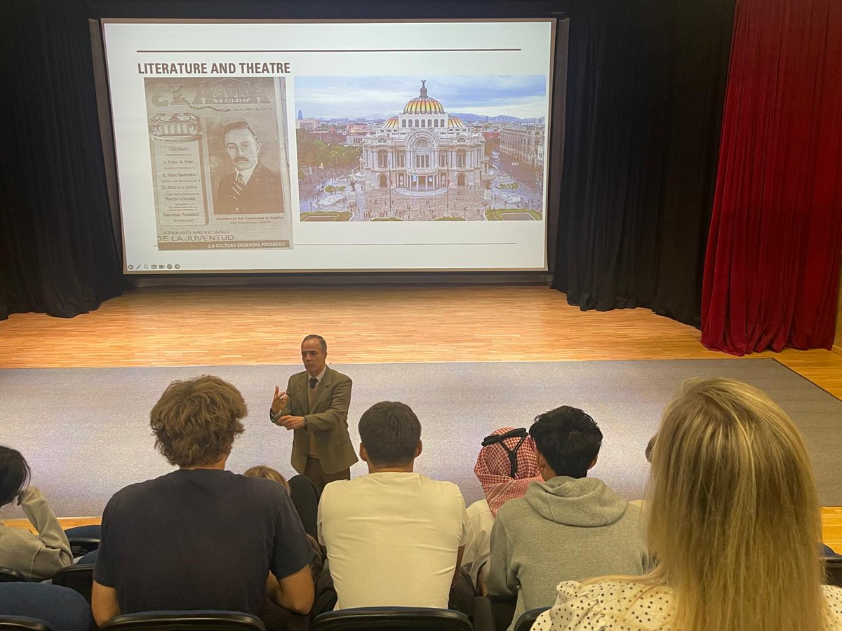 EmbaMexQatar's tweet image. La #RevolucionMexicana , 🇲🇽primera social del S. XX, se proyecta hoy en sólidas instituciones y en una Política Exterior que observa el 🌐Derecho Internacional.

En este Aniversario #20Nov  así lo dijo el Embajador de México a estudiantes de la ACS School Doha.

@Qatar_Edu