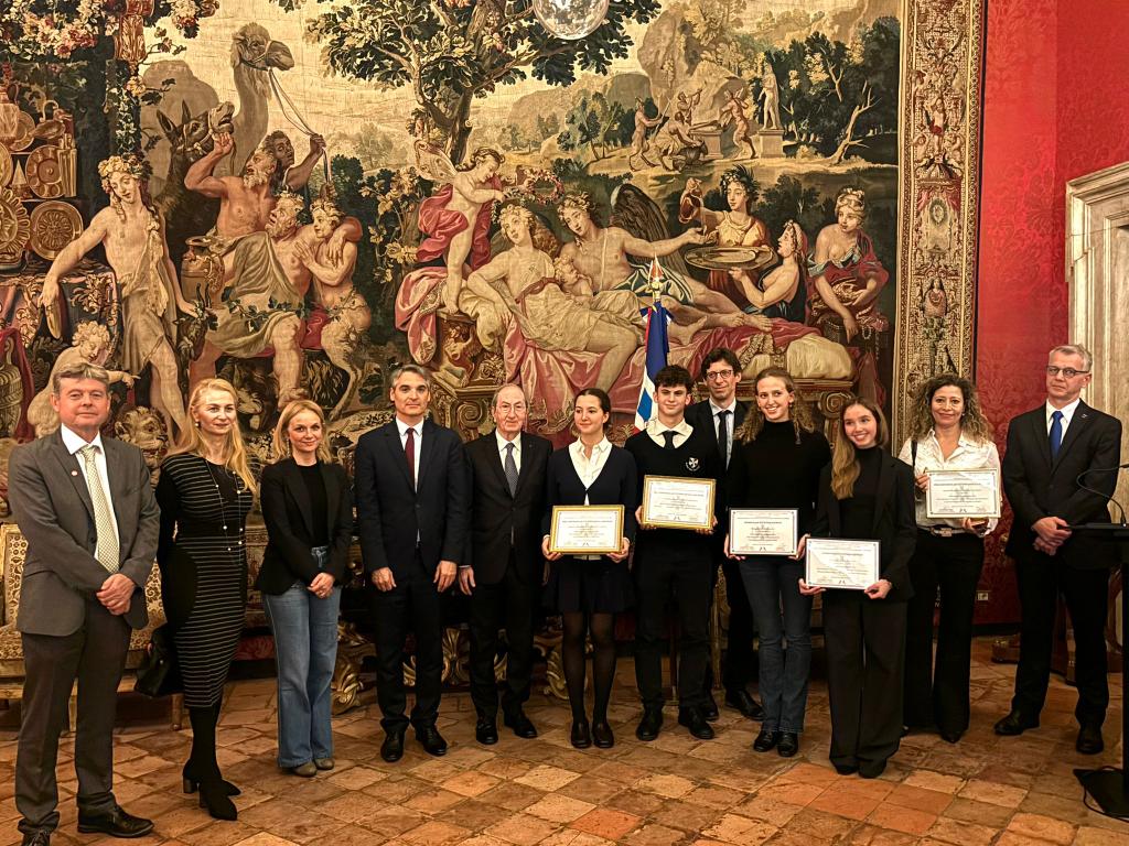 Félicitations aux lauréats du Prix du Civisme pour la jeunesse de l'AMONMFISS, qui met à l’honneur l’engagement remarquable des élèves de nos lycées 🇫🇷 en 🇮🇹 dans des projets de solidarité. Merci à <a href="/BlondelCyril/">Cyril Blondel</a> d'avoir présidé cette très belle cérémonie au Palais Farnèse !