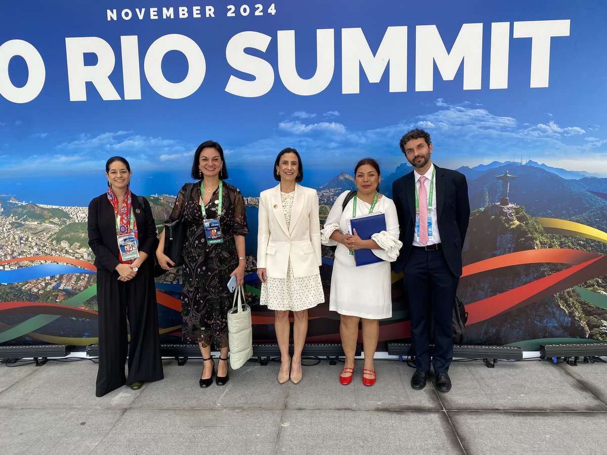 carljug's tweet photo. Detrás de las cámaras en el @g20org en Río de Janeiro 🇧🇷, con el gran equipo de @ConsulMexRio, de la @SRE_mx y de la @SENER_mx. 🇲🇽 https://t.co/sltNJoMBBh