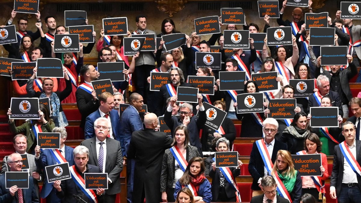 nonscollectif's tweet photo. Cette #JourneeMondialedelEnfance célèbre le 35ème anniversaire de la #CIDE qui a concrétisé des principes centenaires, portés par des résistantes jusqu'à la Société des Nations. Pourtant partout dans notre monde, les enfants sont objectifiés et la non-assistance à personnes en danger est généralisée.

Dans ce contexte, la France organise en matière de droit à l'#Éducation une inversion des implications de ces principes centenaires : désormais les enfants ne sont plus les bénéficiaires de ce droit. Ils et elles sont devenu-es les obligé-es de l’État, soumis-es à un curriculum construit sans leurs voix.
Un curriculum qui fluctue selon les colorations politiques de l'exécutif.
Un curriculum imposant un outil-école qui renforce les inégalités sociales malgré les bonnes volontés des agent-es pédagogues.

Les droits de l'enfant sont donc en recul sur de nombreux tableaux en France y compris, et c'est un symbole fort, via le projet éducatif national. 
Notre collectif #IEF milite pour la suppression des symboles politiques contraires aux articles 12, 13, 14, 15 et 17 de la #CIDE ; outre notre demande de #SuppressionArt49IEF, nous invitons le monde éducatif à ne pas oublier que l'#ÉducationEstPolitique et que les enfants sont des personnes à part entière, sujets de droit ; des acteurs de la société !
Une inspiration possible: https://t.co/dnz3G5FMOi