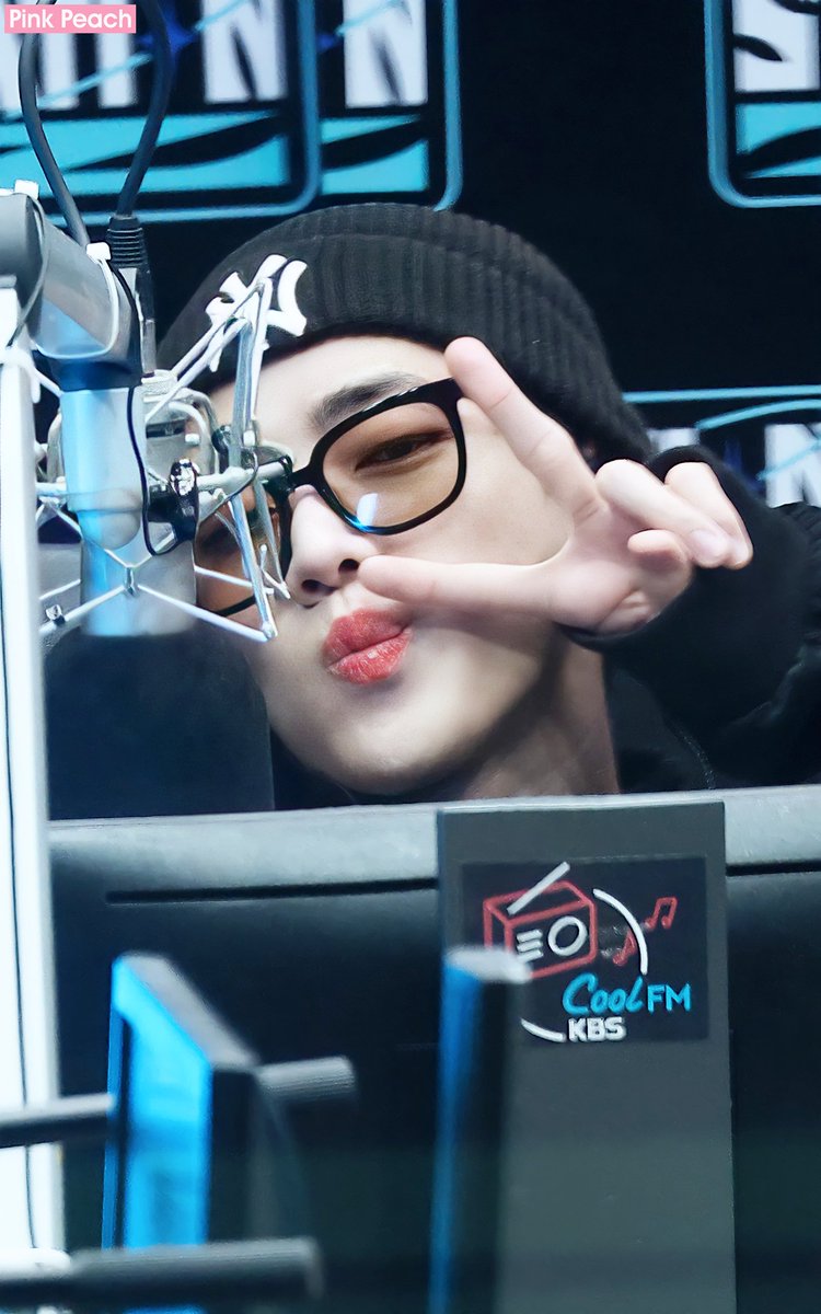 서로 사랑한단 말 한마디 
좋아하단 눈빛 한번 주고 받은 적 없지만 
이토록 당신 생각에 가슴 저리게 울고 싶은 건 왜일까요

| 권혜경, 당신은

#재찬 #JAECHAN
#재찬아_사랑해 #재찬아_응원해
#재찬아_넌_우리의_찬란한_우주야