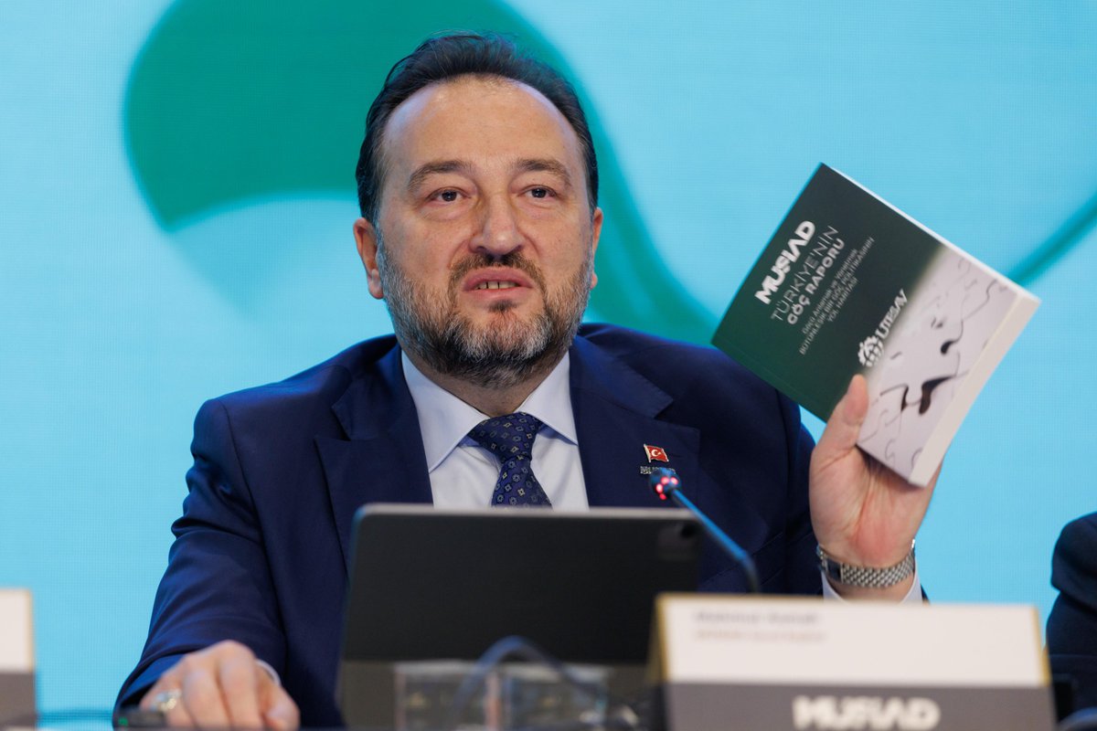 MahmutAsmali's tweet photo. Bugün, @MUSIAD ve @UTESAV bünyesinde ortaya koyduğumuz Türkiye’nin Göç Raporu Basın Tanıtım Toplantısı’nı UTESAV Başkanı Ahmet Doğan Alperen, Kurucu Genel Başkanımız ve IBF Başkanı Erol Yarar ve basın mensuplarımızın katılımlarıyla gerçekleştirdik.

Uzun bir saha araştırması ve çalışma sonucunda ortaya çıkan bu rapor temelde göçün kavramını ve ülkemizin içinde bulunduğu göç alma durumunu ortaya koyuyor. Prof. Dr. Bekir Berat Özipek hocamızın editörlüğünü; Prof. Dr. Ömer Faruk Gençkaya, Prof. Dr. Ahmet Koyuncu, Doç. Dr. Zeynep Burcu Uğur, Prof. Dr. Necmettin Doğan, Zabihullah Kokcha ve Kinda Hawasli’nin yazarlığını yaptığı raporumuz inşallah ülkemiz için önemli bir konuya çözüm olacak.

Unutulmamalıdır ki göç bir sorun değil, yönetilmesi gereken bir süreçtir. Bizler de STK’lar olarak doğru politikalar ortaya koymalı ve göçün doğru yönetilmesini sağlamalıyız. Göç, kaçınılmaz bir gerçek ve insanlığın ortak bir sorumluluğudur. İster göç eden ister göç alan taraf olalım, bu dünyada hepimizin; aynı umutları, aynı güvenlik arayışını paylaştığını unutmamak gerekir. Göçün zorluklarını ve neden olduğu sorunları çözmek için, barışçıl bir dünya inşa etme yolunda, insanlık olarak omuz omuza verip dayanışmamızı sürdürmeliyiz.

Raporumuzun çıkmasında emeği geçen UTESAV Başkanı Ahmet Doğan Alperen’e (@DAlperen), Önceki Dönem UTESAV Başkanımız Dr. İsrafil Kurulay’a, kıymetli hocalarımıza, UTESAV ve MÜSİAD Yönetim Kurulu Üyeleri’ne; toplantımıza katılım sağlayan değerli basın mensuplarımıza teşekkür ediyoruz.
