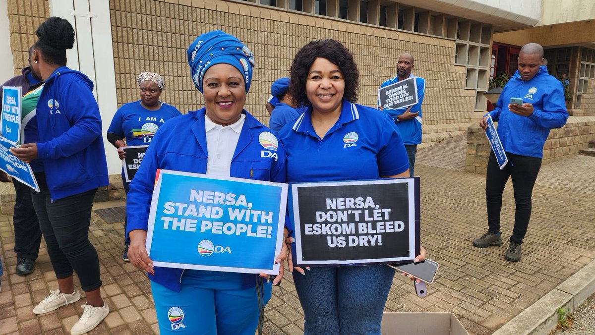 Our_DA's tweet photo. 🚨Today, the DA protests Eskom’s 40% hike at NERSA’s hearing in the Eastern Cape—a province already plagued by poverty & a cost-of-living crisis. We demand NERSA reject this unjust hike, which will further burden the people! Join our fight: https://t.co/yYM4TE0YDU
#StopPowerGrab https://t.co/lHJ20Wo5e2