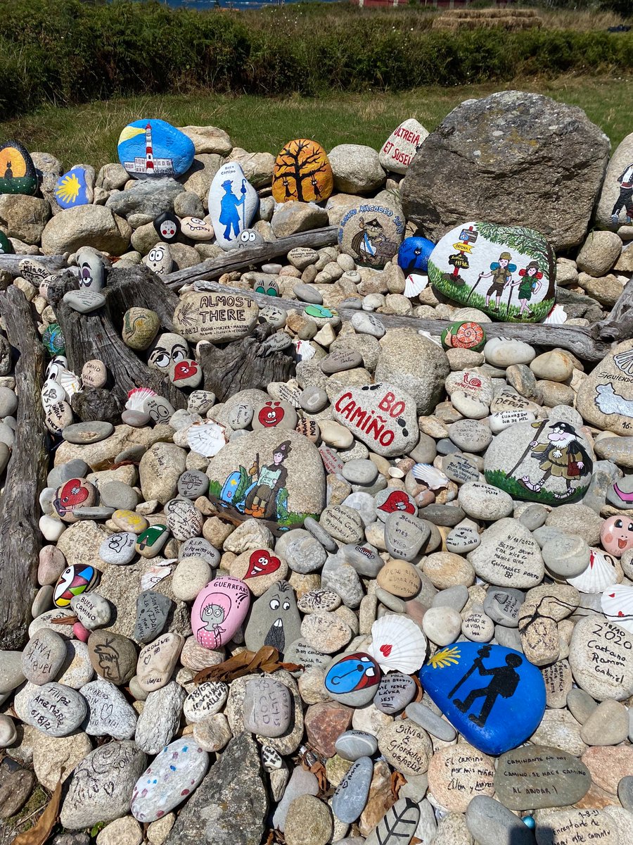 COINCIDENCIAS. La fraternidad y la interdependencia de los humanos hacen que coincidan a veces por casualidad, como si fueran un montón de piedras depositadas en un mismo lugar. Almudena Solana bit.ly/3ANqdxi