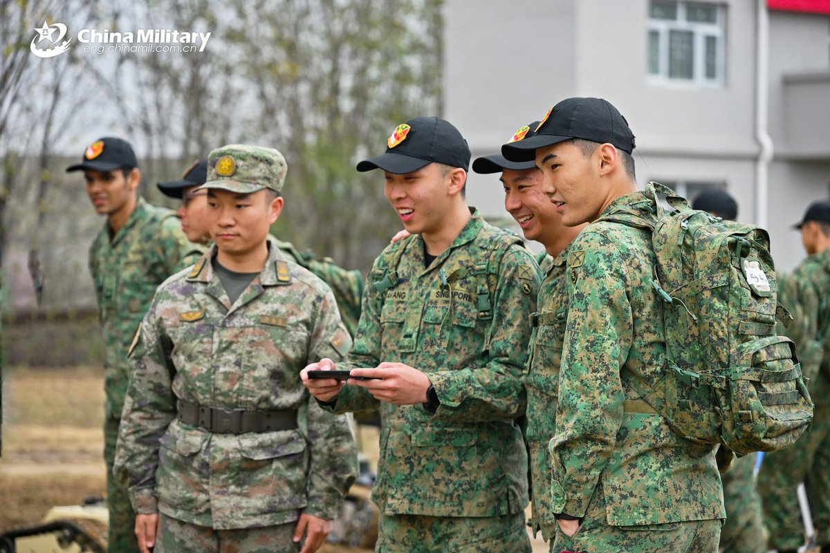 ChinaMilBugle's tweet photo. On the first day of #China-#Singapore #ExerciseCooperation2024 joint army training, which kicked off on Nov. 19th, soldiers from two sides had friendly interactions and experienced each other's weapons and equipment. #Chinamilitary  @mindefsg
https://t.co/9Ix84j2VAV https://t.co/qmcKc7x5rU