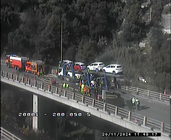 ⚠️ 11h50 : sur #A8 en direction d’Aix / Marseille après l'entrée n° 55 Nice Est, ⛔ la circulation est totalement interrompue Nos équipes interviennent sur un #Véhicule en feu. 
⛔ Entrée interdite 55 Nice Est 
➡️ Sortie 55 Nice Centre obligatoire
#InfoTrafic