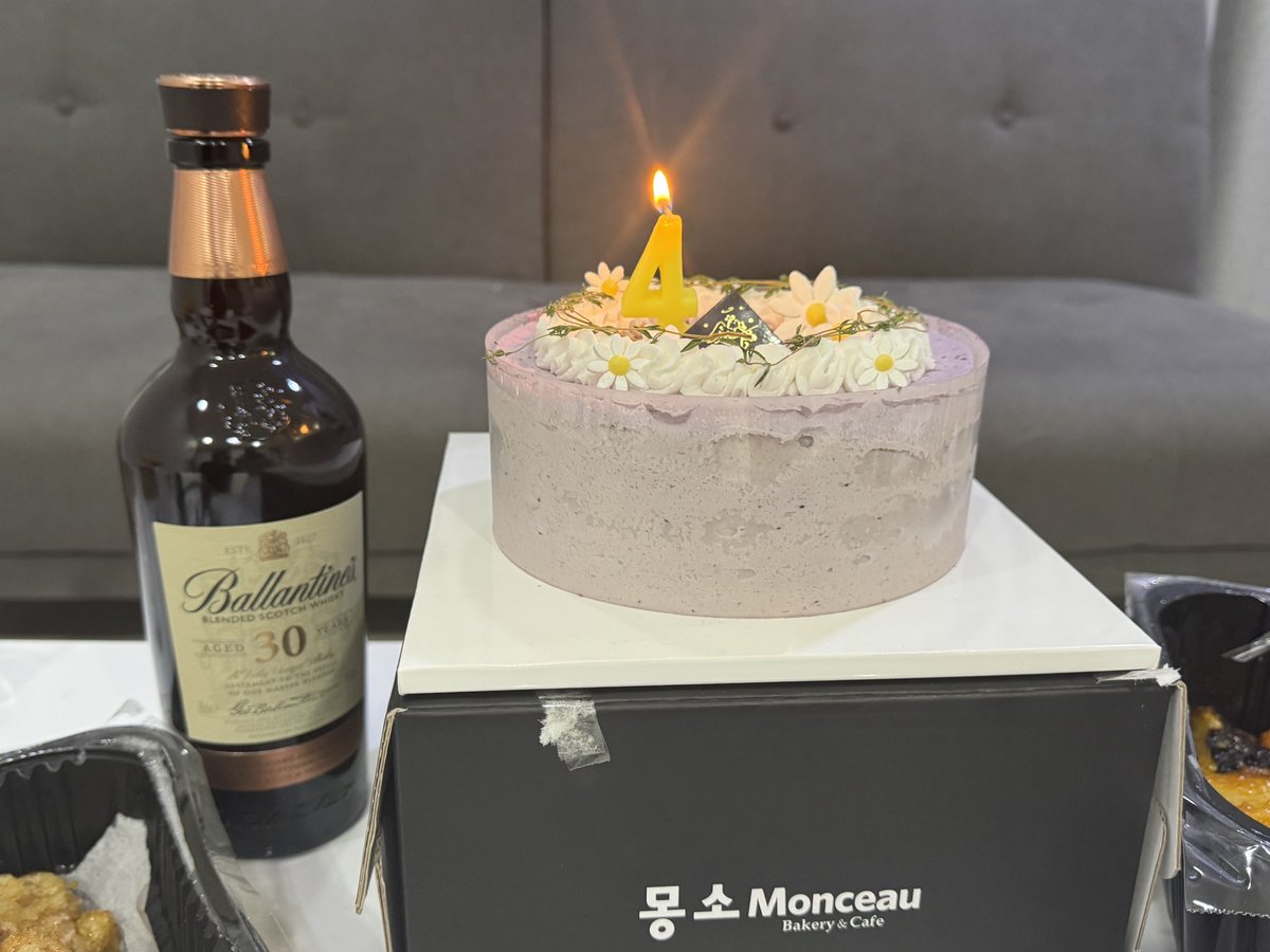 4년간 있던 회사를 나와 프리가 되었습니다.
의도된 퇴사는 아니지만 회사의 경영악화로 동료와 같이 자유의 몸이 되었습니다.
당분간은 제가 무슨 일을 할 수 있을지, 어떠한 사람인지 고민하고 준비하는 시간을 가지게 될 것 같네요. 
앞으로 더 발전하고 많이 활동하는 모습으로 찾아뵙겠습니다.😇