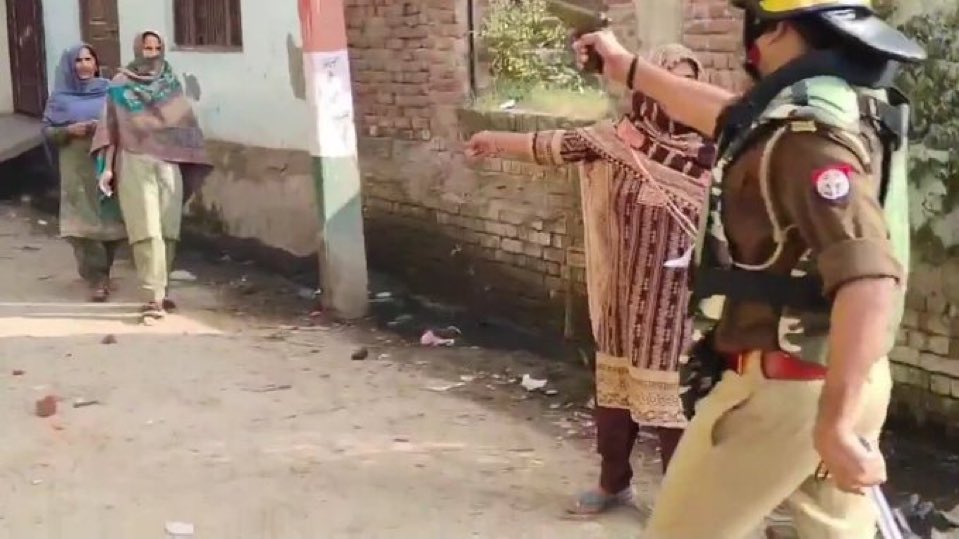 PriyanshuVoice's tweet image. मतदाता पर बंदूक तानने की ताकत कहाँ से मिली?

बेशर्म चु• आयोग?