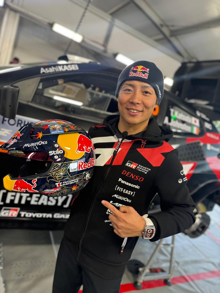 TakamotoKatsuta's tweet photo. Special helmet for #RallyJapan 🍁🇯🇵🐉🦅
Huge thanks to RedBull, Stilo and #Hidecks for design and paint!🤩

ラリージャパン2024仕様の特別なヘルメットを用意して頂きました！
見れば見るほど細かい部分もヤバすぎる🤩
ハイデックの幸内さんありがとうございました！
今年のラリージャパンは、このヘルメットと共に爆走してきます🦅🐉🇯🇵🍁