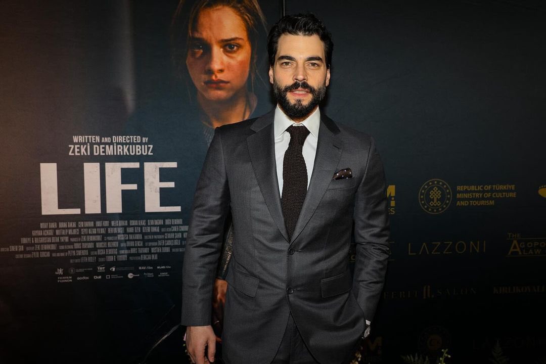 'Akın Akınözü Hollywood'u fethetti!'

Akın Akınözü Hollywood-Türk Film ve Drama Günleri davetine katılmış ve ardından 'Halef' adlı projede anlaştığı haberi duyulmuştu!

Akın Akınözü’nden Anadolu Hikayelerine Övgü

Etkinlik sırasında konuşan Akın Akınözü, Türk hikayelerinin