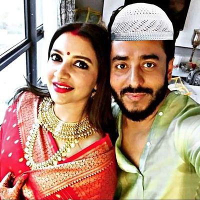 Aaj iski shadi he pr suhagrat me hi manauga.iske maa baap bhai patidev sab ise khoj rhe he pr ye bina prasad ki jaegi nai.