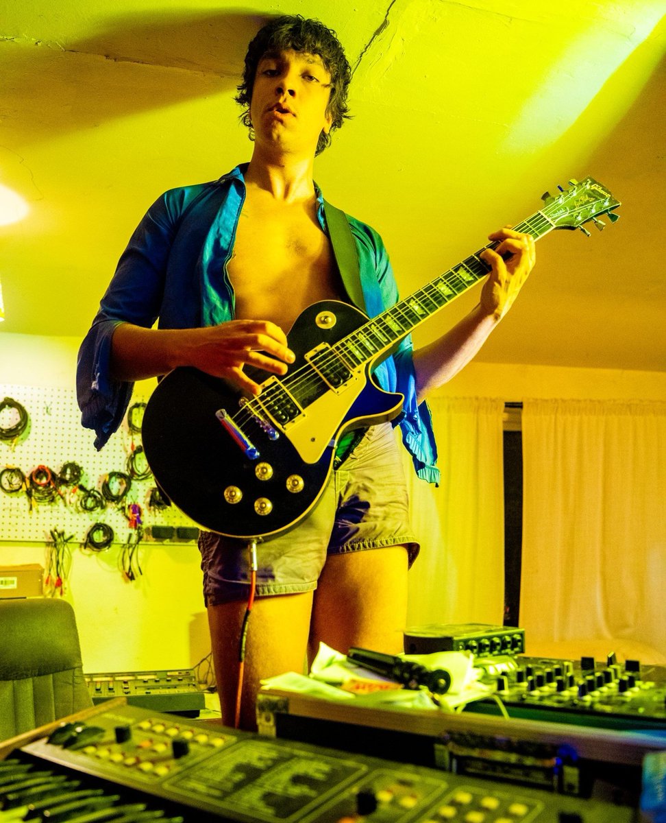 MagazineStill's tweet image. Dive into this candid Q&amp;amp;A as we explore the inspirations, philosophies, and stories that define Daryl Johns' vibrant world of music.

Read the full Q&amp;amp;A with Daryl on our website. 

stilllisteningmagazine.com/start-listenin…

#daryljohns #indie #imsoserious