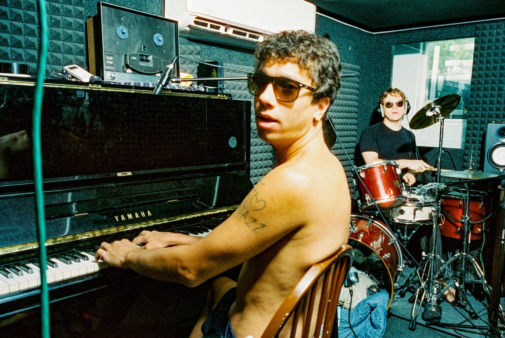 MagazineStill's tweet image. Dive into this candid Q&amp;amp;A as we explore the inspirations, philosophies, and stories that define Daryl Johns' vibrant world of music.

Read the full Q&amp;amp;A with Daryl on our website. 

stilllisteningmagazine.com/start-listenin…

#daryljohns #indie #imsoserious