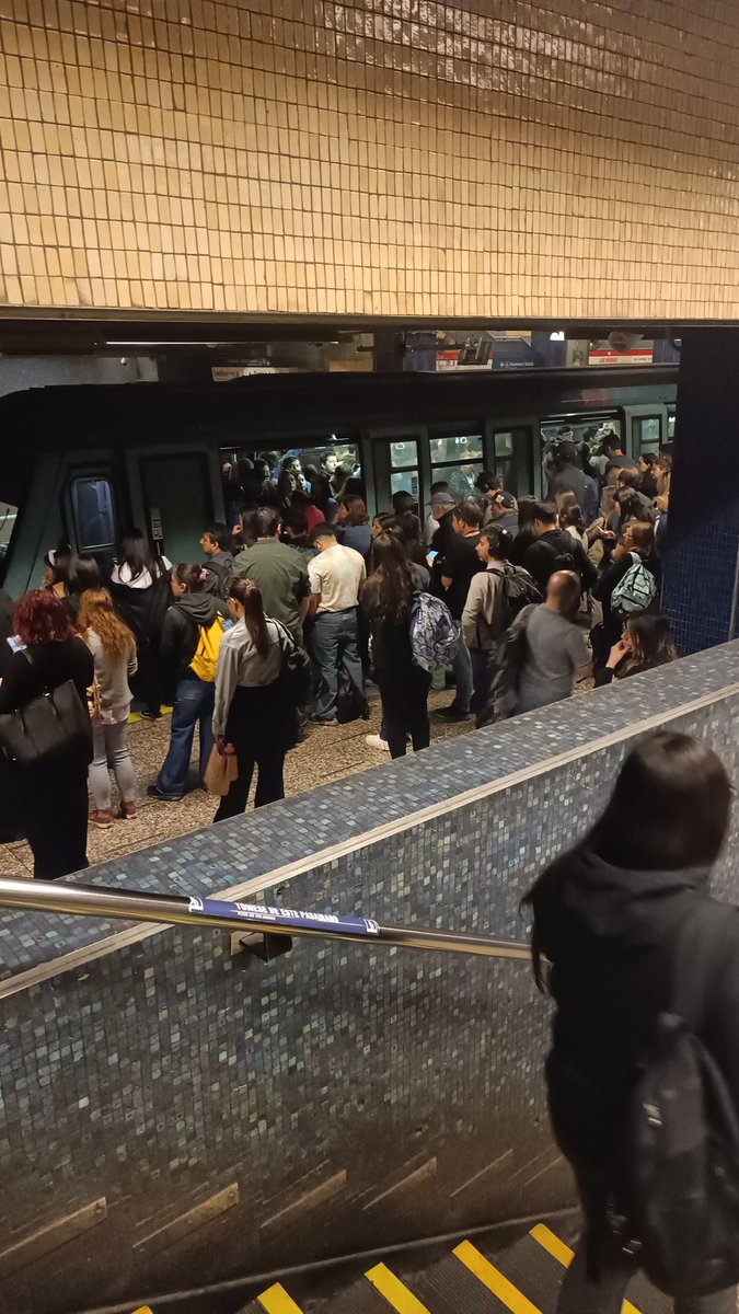 ml345831's tweet photo. @metrodesantiago Un poquito tarde para avisar que está terrible en los héroes...
Podrían encender los aires también, aprovechando que está lento esto. https://t.co/DwbZhZEP7k