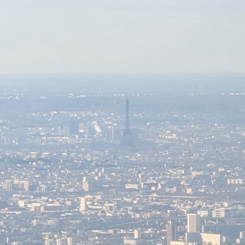 Beautiful day for flying. We even managed to get a glimpse of Paris and the Eiffel Tower, 🗼🇫🇷 magnifique!