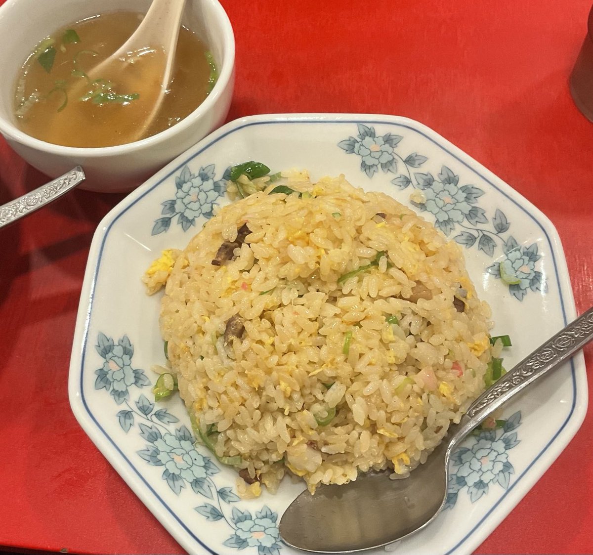 寒いから中華屋にワンタン麺食べに行ったらワンタン品切れで炒飯と酢豚に変更。ここの本店は建物の老朽化のせいで閉めちゃってるそうな。羽付き餃子が人気。 