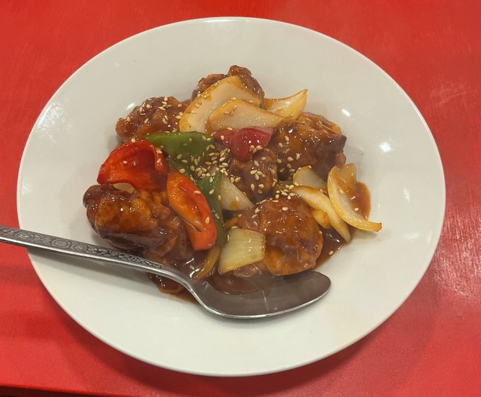 寒いから中華屋にワンタン麺食べに行ったらワンタン品切れで炒飯と酢豚に変更。ここの本店は建物の老朽化のせいで閉めちゃってるそうな。羽付き餃子が人気。 