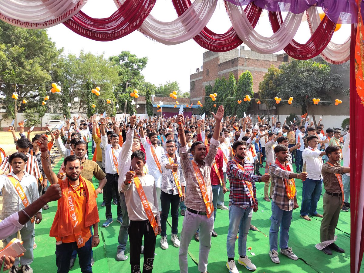 BajrangDalOrg's tweet photo. देश का बल #बजरंग_दल 

जयपुर महानगर के विद्याधर जिला, बालाजी प्रखंड में #त्रिशूल_दीक्षा का कार्यक्रम का आयोजन हुआ, जिसमें 500 से अधिक बजरंगियों दीक्षा दी गई। 

#TrishulDiksha https://t.co/2WUlErP38X