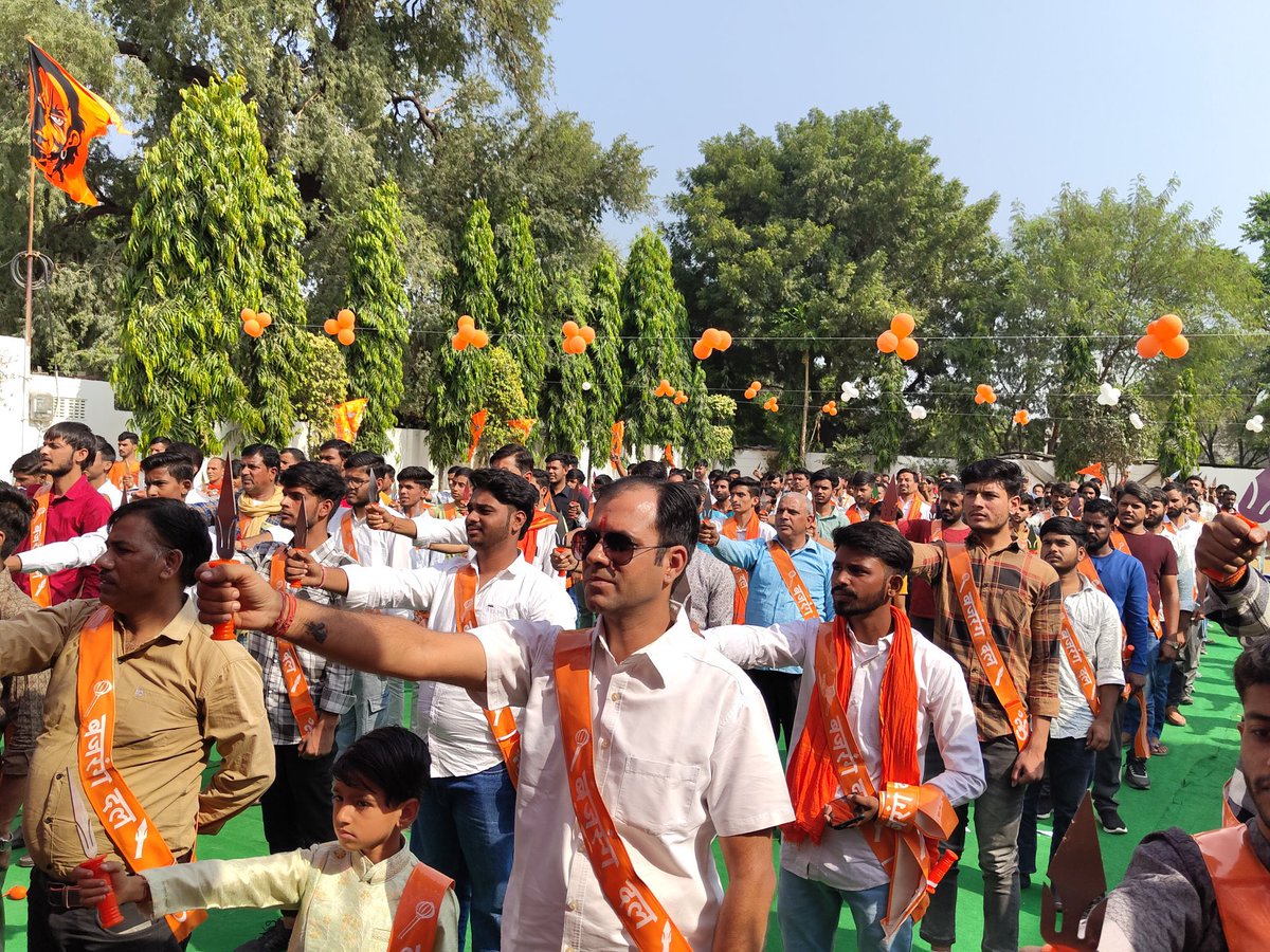 BajrangDalOrg's tweet photo. देश का बल #बजरंग_दल 

जयपुर महानगर के विद्याधर जिला, बालाजी प्रखंड में #त्रिशूल_दीक्षा का कार्यक्रम का आयोजन हुआ, जिसमें 500 से अधिक बजरंगियों दीक्षा दी गई। 

#TrishulDiksha https://t.co/2WUlErP38X