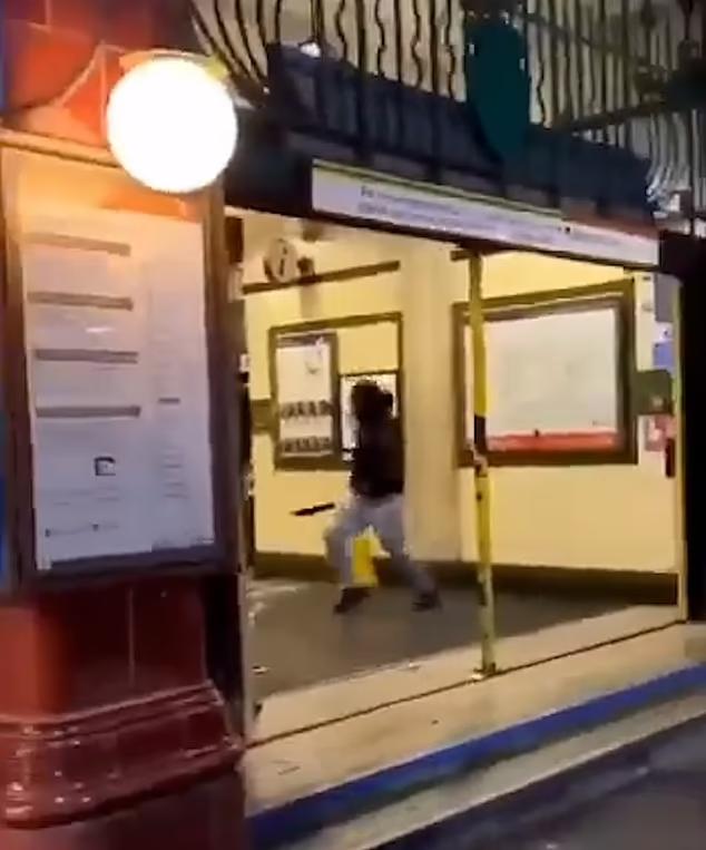 BPINewsOrg's tweet photo. A man was injured in a shocking machete attack at Edgware Road Underground Station.
The assailant, dressed in grey sweatpants, a black hoodie, and a balaclava, was filmed striking the victim multiple times before fleeing.
#EdgwareRoad #MacheteAttack #London https://t.co/Lt0kg2K3PA