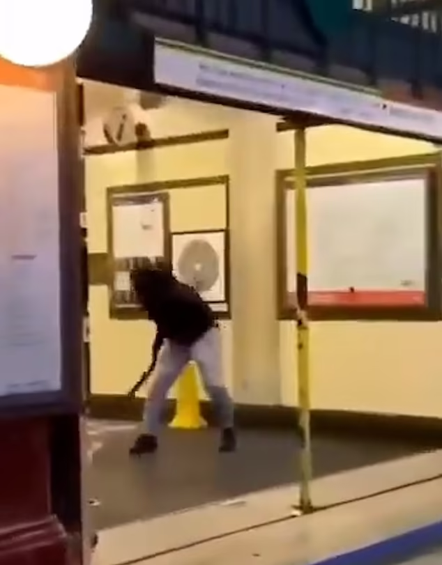 BPINewsOrg's tweet photo. A man was injured in a shocking machete attack at Edgware Road Underground Station.
The assailant, dressed in grey sweatpants, a black hoodie, and a balaclava, was filmed striking the victim multiple times before fleeing.
#EdgwareRoad #MacheteAttack #London https://t.co/Lt0kg2K3PA