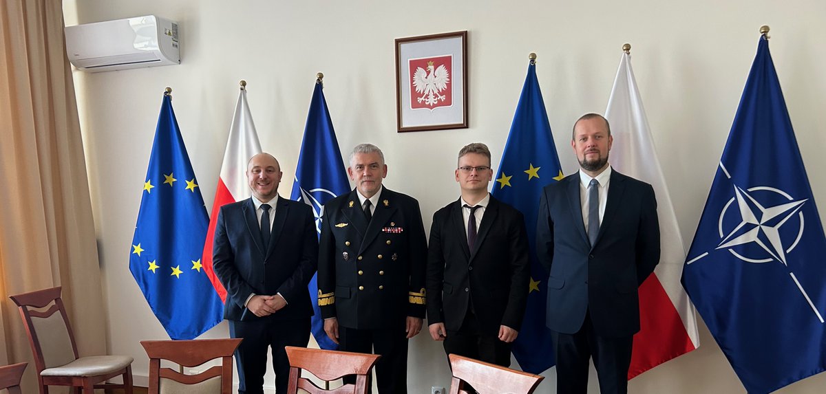 Nagroda <a href="/MON_GOV_PL/">Ministerstwo Obrony Narodowej 🇵🇱</a> – <a href="/KosiniakKamysz/">Władysław Kosiniak-Kamysz</a>
za znaczące osiągnięcia w działalności dydaktycznej – kanał YT Stosunki Międzynarodowe🌍 oraz powstanie pracowni audio-wideo <a href="/Akademia_MW/">Akademia Marynarki Wojennej</a>. ▶️youtube.com/@StosunkiMiedz…… Dziękuję <a href="/pawelkusiak/">Paweł Kusiak</a>, Oskar Charuta i wszystkim Gościom naszego kanału😀