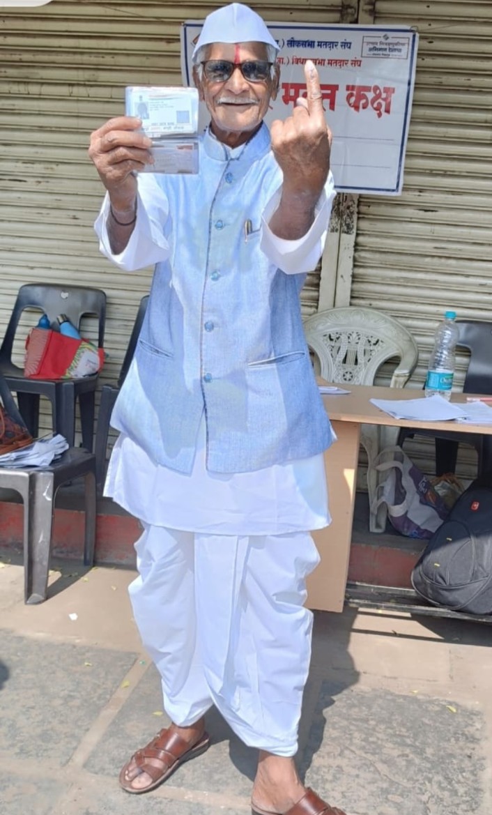 आम्ही वयोवृद्ध!
लोकशाही करू समृद्ध!!
असा संदेश देत 220 श्रीरामपूर (अ.जा) विधानसभा मतदारसंघातील एका 80 वर्षांच्या युवादिल आजोबांनी मताधिकार बजावल्यानंतर आनंद व्यक्त केला. <a href="/CEO_Maharashtra/">ChiefElectoralOffice</a> <a href="/ECISVEEP/">Election Commission of India</a> <a href="/InfoAhilyanagar/">जिल्हा माहिती कार्यालय अहिल्यानगर</a>