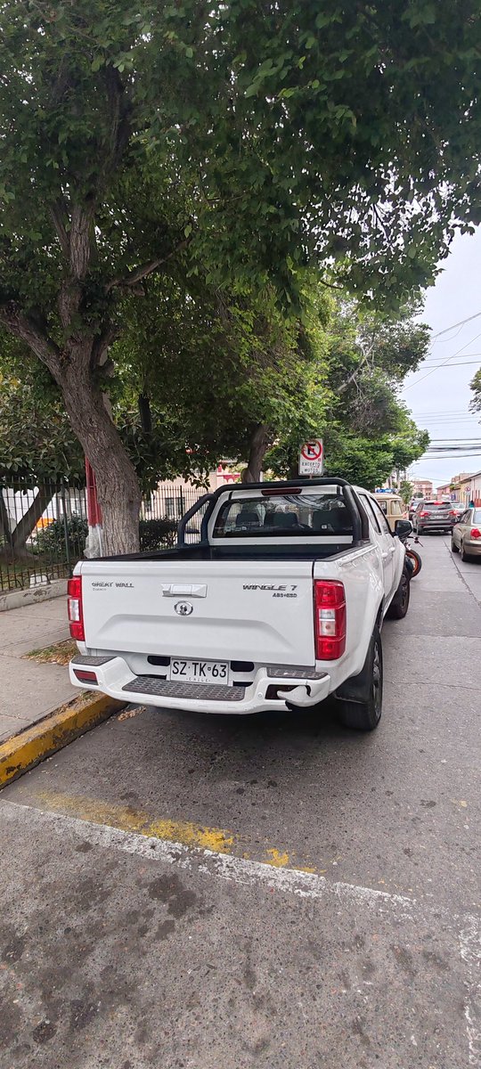 simplementefelo's tweet image. Uno más que se suma a la lista de personajes que se estacionan en lugares que no deben y están libres de partes. #LaSerena @munilaserena @CarabCoquimbo