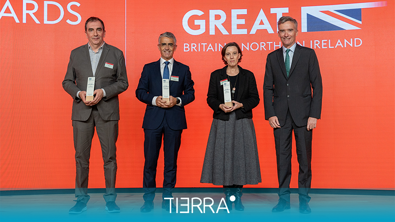 ADNAgroFood's tweet photo. 🇬🇧 RECONOCIMIENTO | La Embajada Británica en España premia a @Cajamar por su modelo de transferencia y formación agro

#UKSPAwards2024 #Innovación #Transferencia #AgriTECH

https://t.co/ntppIb8Cvm https://t.co/mFCnU0ayzz