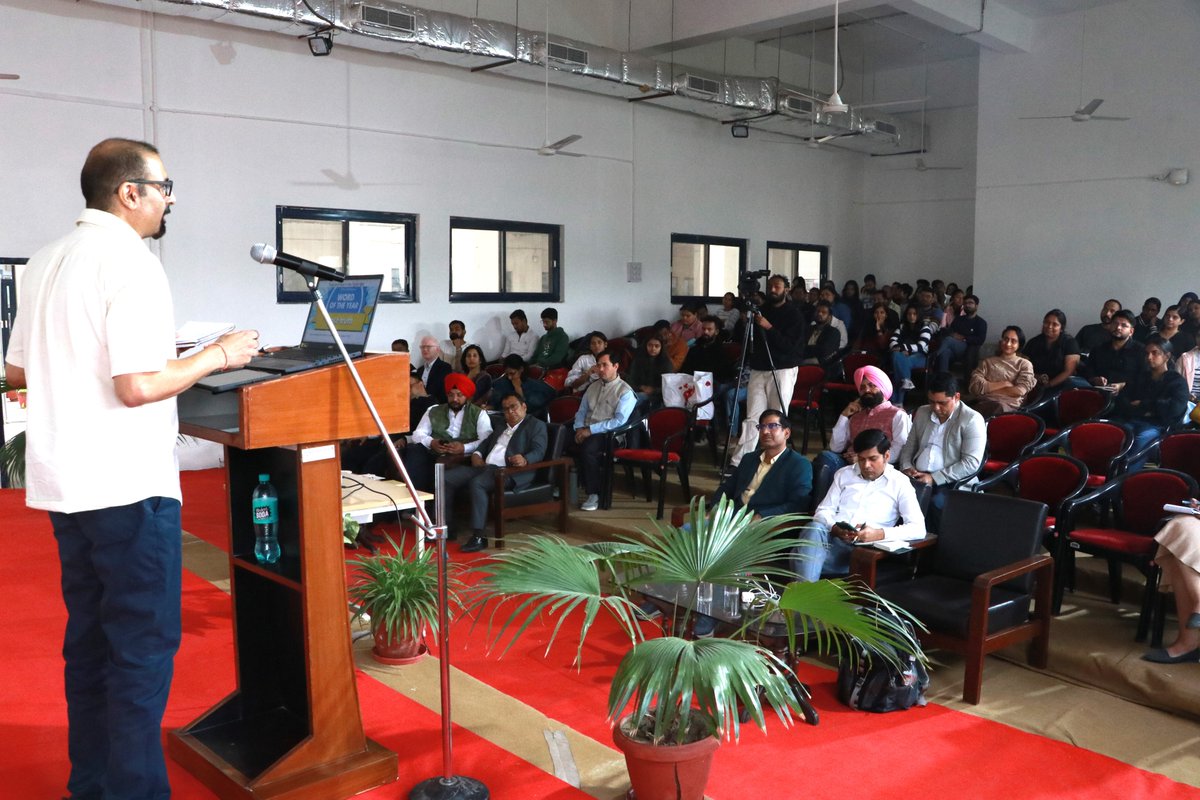 cup_bathinda's tweet photo. Dept. of Mass Communication at CU Punjab hosted a special lecture on “New Media in the Post-Truth Era,” delivered by Dr. Parakh Hoon, Fulbright-Nehru Fellow from the USA. Insightful discussions on democracy, trust, &amp; media's evolving role!
@EduMinOfIndia
@dpradhanbjp
@ugc_india https://t.co/XuEXA6CKxG