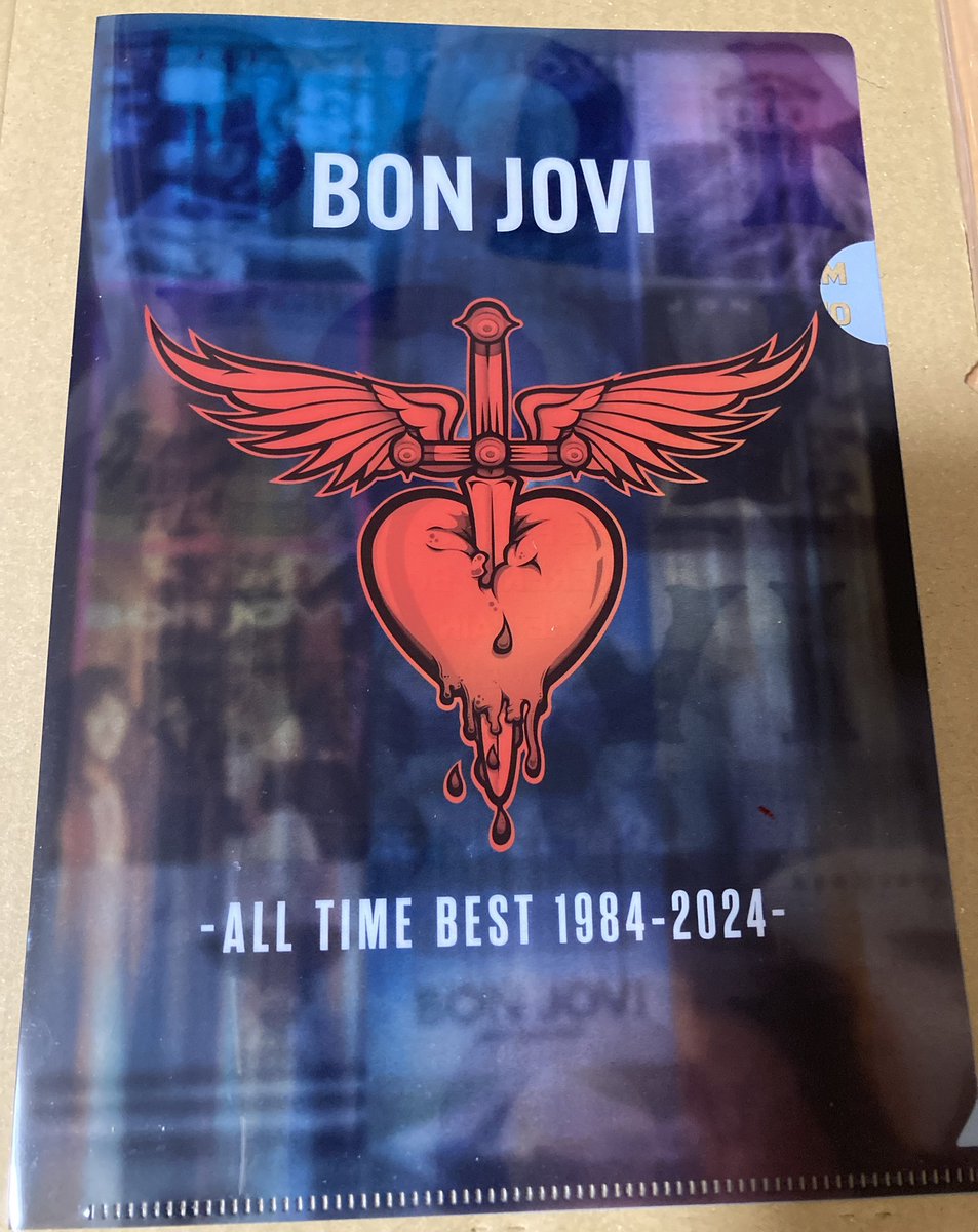 sosohihi44's tweet image. タワーレコードさんのおまけ
A5サイズのクリアファイル
裏、曲名の羅列、素敵❤️
#BonJovi  #AllTimeBest