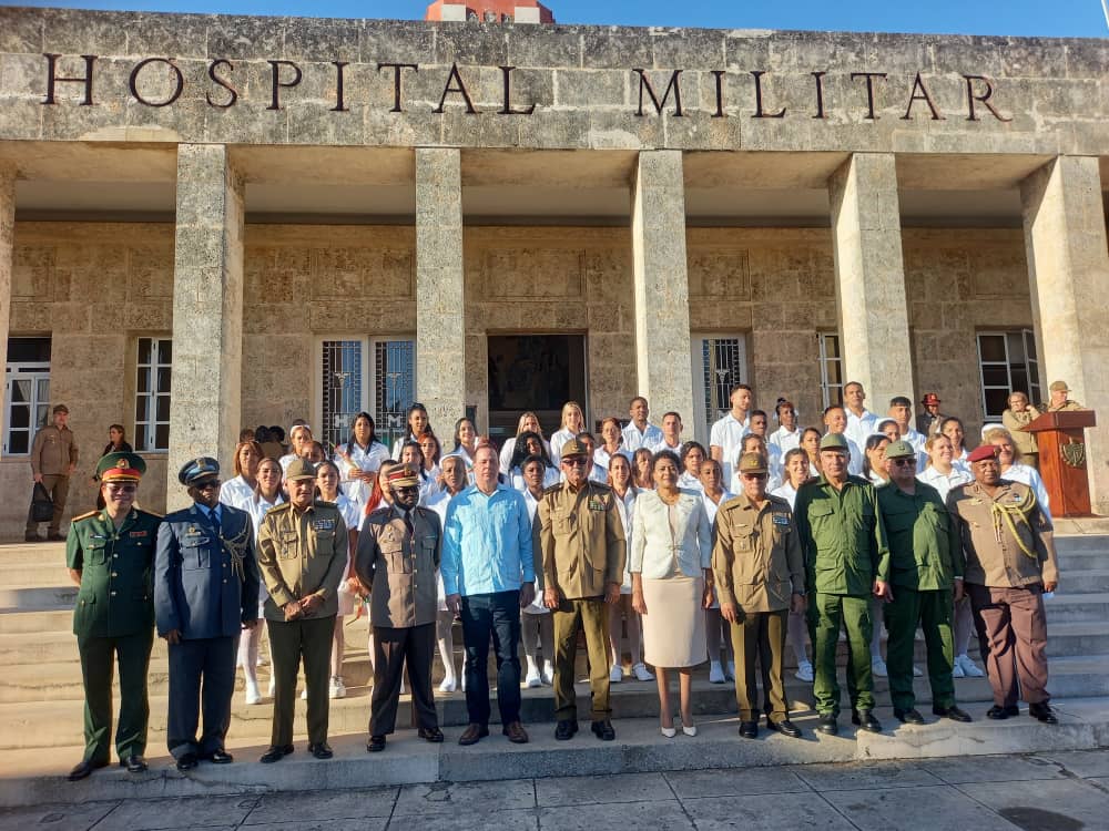 Más allá del uniforme, late el corazón de un profesional de la salud, ejemplos de entrega y compromiso inquebrantable.
#Cuba