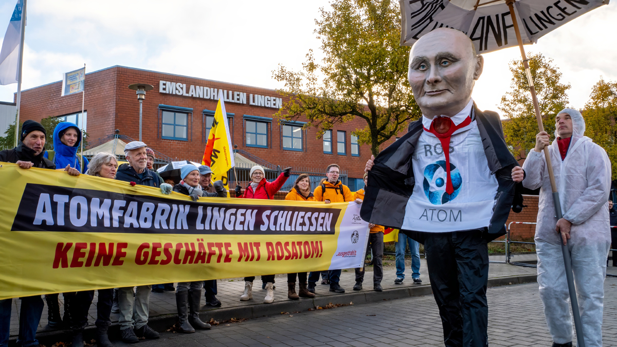 ausgestrahlt's tweet image. Widerstand gegen #Rosatom und #Putin bei der Mahnwache vor den #Emslandhallen in #Lingen. Beim dortigen Erörterungstermin geht es heute um einen Ausbau der Brennelementefabrik. Wir sagen: Atomfabrik Lingen schließen - Keine Geschäfte mit Rosatom!

Bilder: Lars Hoff