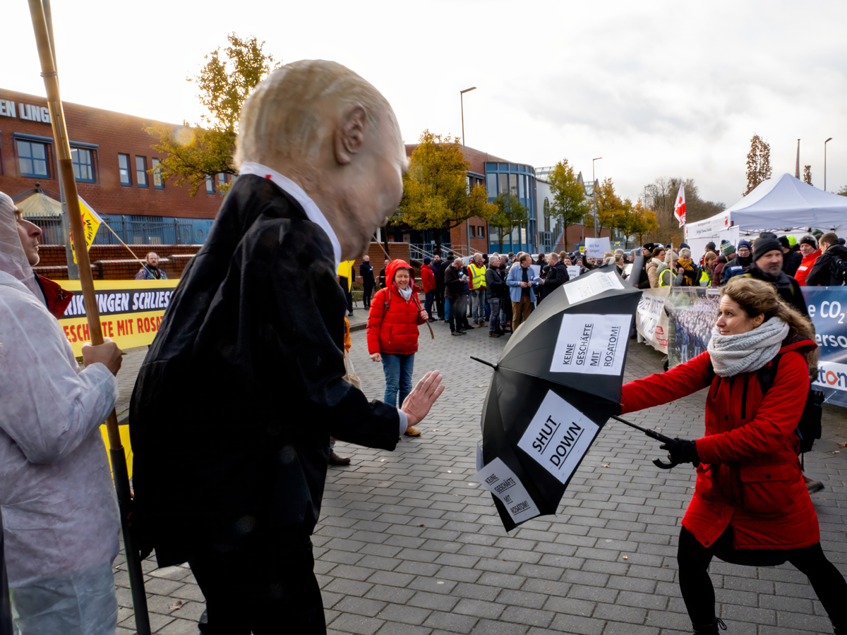 ausgestrahlt's tweet image. Widerstand gegen #Rosatom und #Putin bei der Mahnwache vor den #Emslandhallen in #Lingen. Beim dortigen Erörterungstermin geht es heute um einen Ausbau der Brennelementefabrik. Wir sagen: Atomfabrik Lingen schließen - Keine Geschäfte mit Rosatom!

Bilder: Lars Hoff
