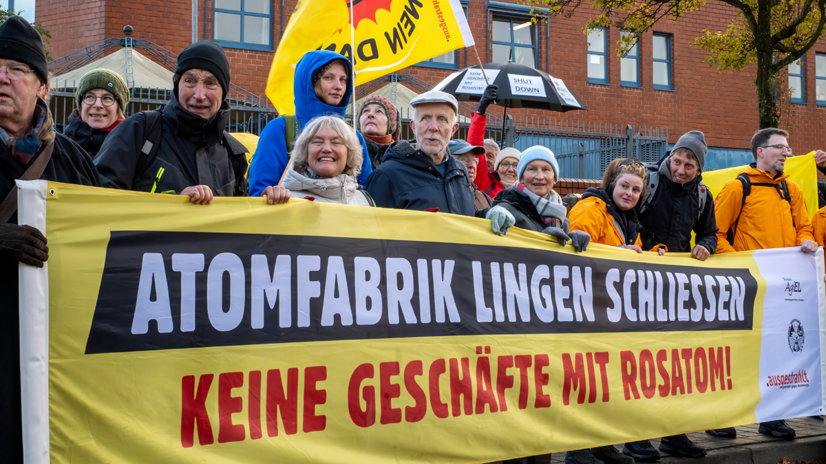 ausgestrahlt's tweet image. Widerstand gegen #Rosatom und #Putin bei der Mahnwache vor den #Emslandhallen in #Lingen. Beim dortigen Erörterungstermin geht es heute um einen Ausbau der Brennelementefabrik. Wir sagen: Atomfabrik Lingen schließen - Keine Geschäfte mit Rosatom!

Bilder: Lars Hoff