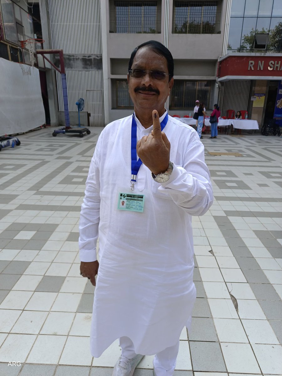 INCMumbai's tweet photo. विधानसभा मतदारसंघ १६५ -अंधेरी पश्चिम येथे श्री @AshokbhauJ यांनी मतदान केलं.
तुम्ही केलंत का? नसेल तर पटकन जा आणि मतदान करून या.
#VoteForChange
#VoteForCongress
#VoteForMVA
#AndheriWest
#Mumbai https://t.co/ekbPbnv8zF