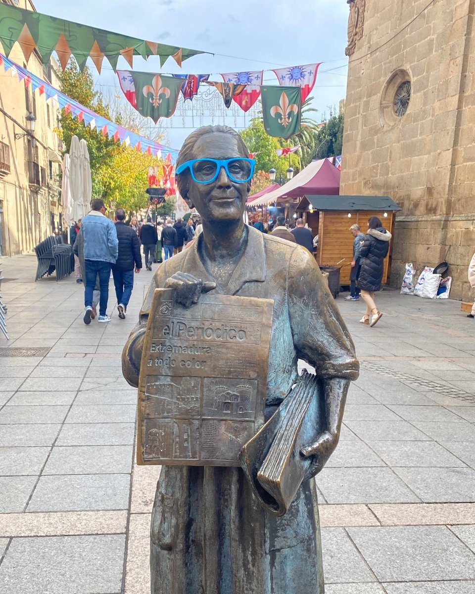 ¿Qué pasaría si un día miráramos con los ojos de la infancia?  
Hoy, estatuas de todo el país lucen gafas azules, recordándonos que un día todos fuimos niños y niñas con sueños. Recuperemos esa mirada para defender sus derechos💙
#DíaMundialdelaInfancia #somosinfancia