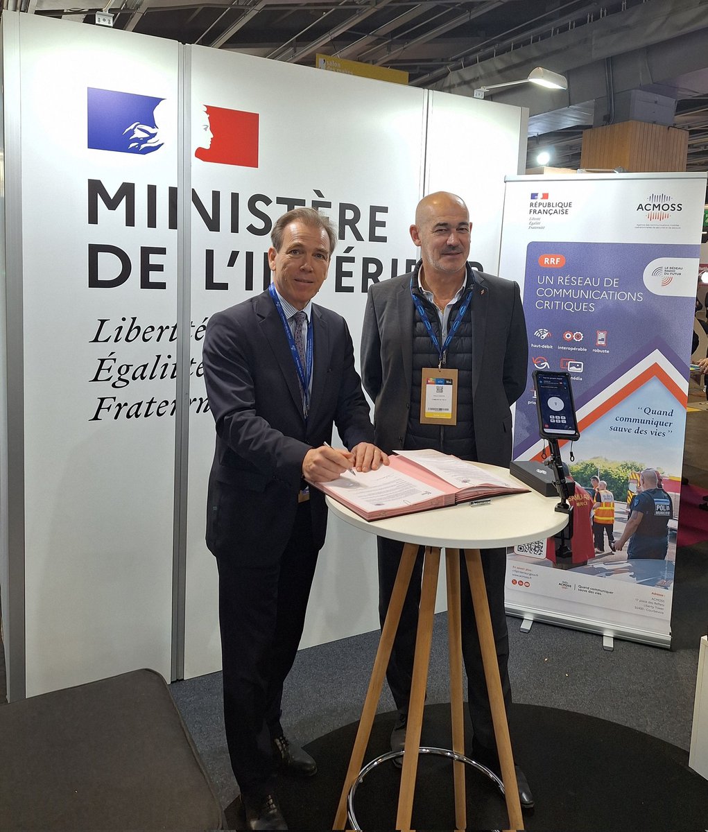 ACMOSS_FR's tweet photo. @SamsungFR @l_amf @PresidentAmf @Prefet13 @departement13 [#CMCL2024] Signature de la convention d'adhésion du Réseau Radio du Futur (#RRF) entre l’@ACMOSS_FR et la mairie de #Trest qui va équiper les agents de sa @PoliceMun. #ACMOSS
Cc @Interieur_Gouv @salondesmaires @l_amf @PresidentAmf @Prefet13 @MaRegionSud @departement13 https://t.co/IG0As7MY4X