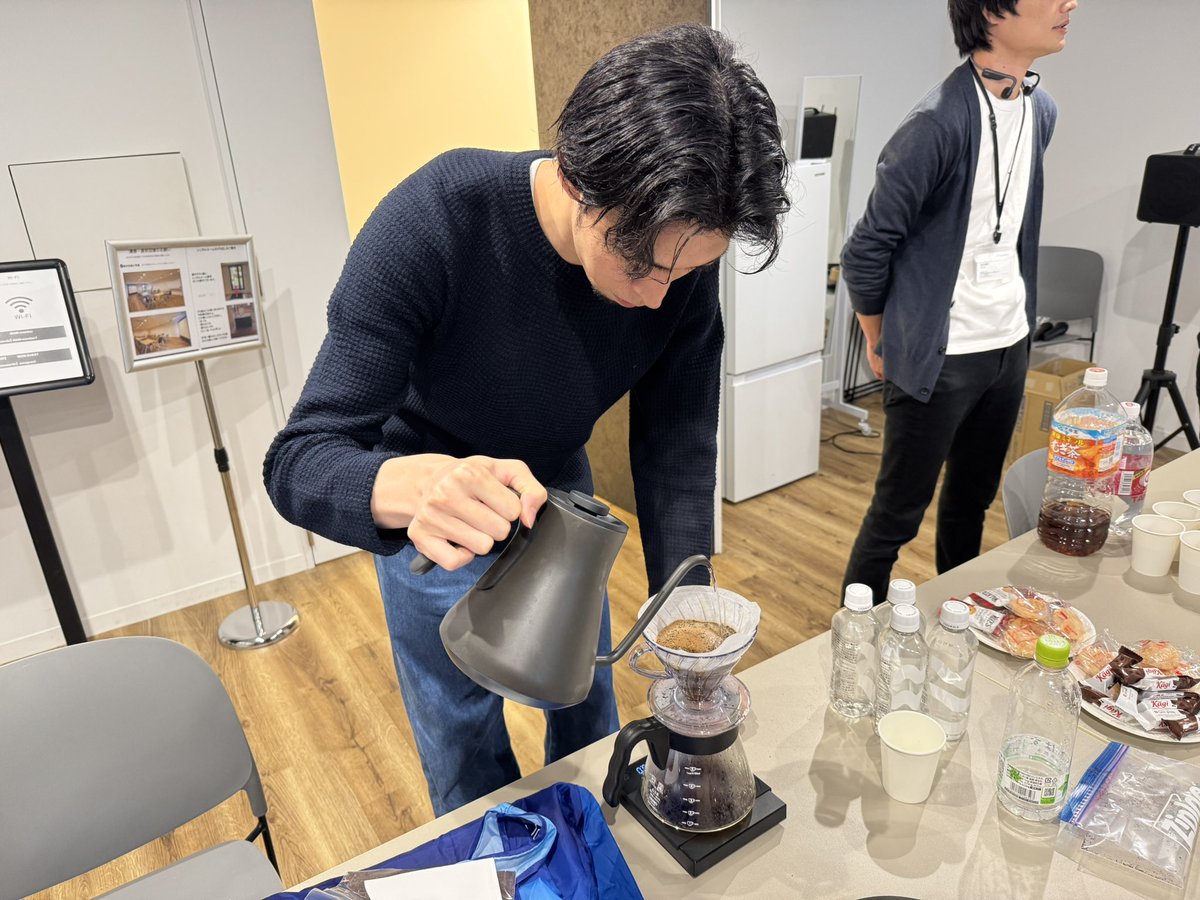 StoreHero1's tweet photo. GrowthMeetupにコマースメディアの焙煎事業部の佐藤さん@ilmiio_staff に来て頂き、ハンドドリップでスペシャリティコーヒーを振る舞って頂いております☕️
本日はバリ、神山のウォッシュドのコーヒー豆を焙煎したてで持ってきて下さいました✨
コーヒーの良い香りが広がって最高です☺️
#GrowthMeetup https://t.co/XD2zsV7A4C