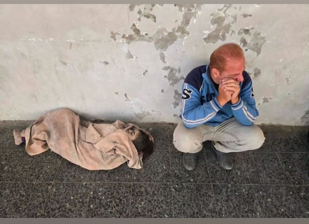 Sarbazm_ir_'s tweet image. این تصویر شما رو یاد چه لحظهای میندازه؟
.
حالا چطور خبرشو به خیمه برسونه...😭💔
#غزة