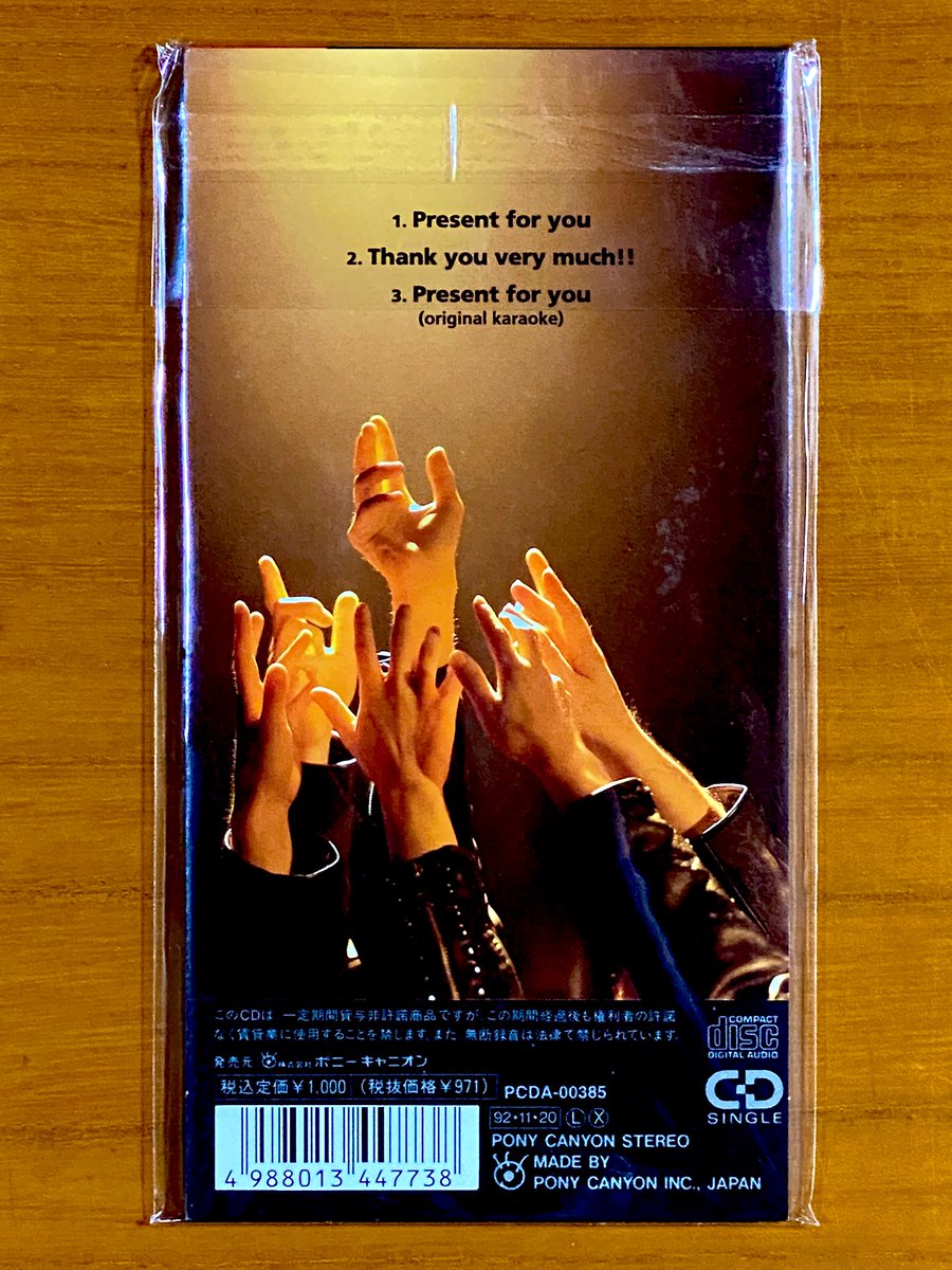 astromaniax26's tweet photo. 本日で発売から32年!
1992年11月20日 発売
【Present for you/チェッカーズ】
告知ポスター(A1)とCD
オリコン最高4位
ラストシングルになった
この曲は最後の紅白歌合戦でも
歌われた♪
#チェッカーズ
#Presentforyou
#30thシングル
#8cmCD
#8cmシングル
#藤井フミヤ
#ポスターとCD https://t.co/EzZUgnzQR2