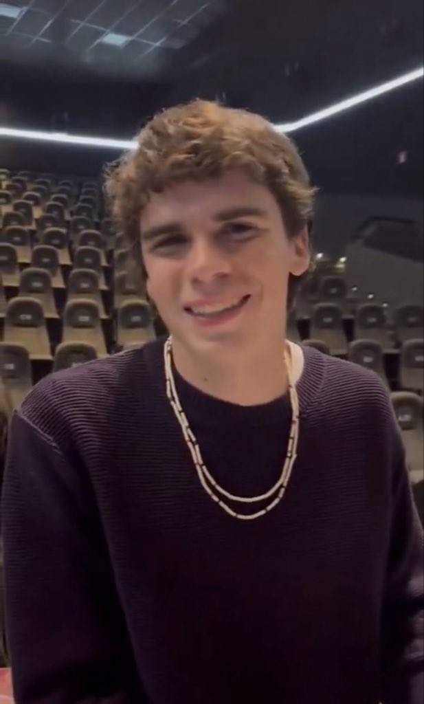 los collares el sueter la sonrisa