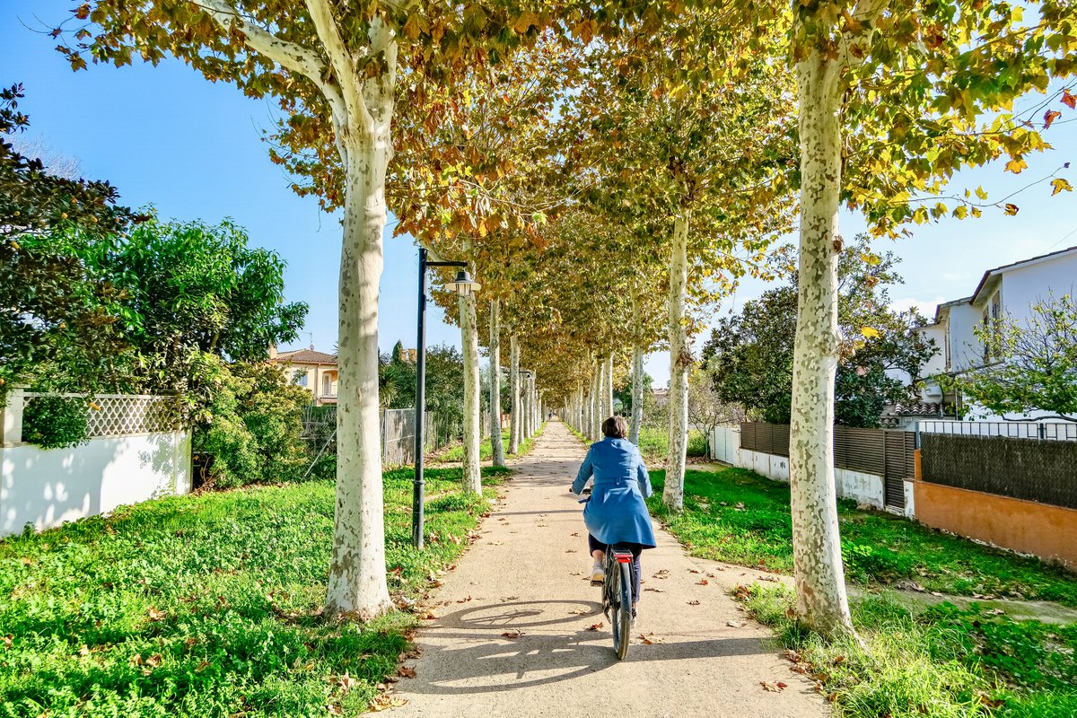 Exceeding the cruise ship industry, cycle tourism has an annual economic impact of €44 billion in Europe. Girona is visited by 44,000 cyclists each year, boosting their economy by €89 million. Tourists like us, who rent e-bikes for the 80 km round trip to Sant Feliu de Guixols.