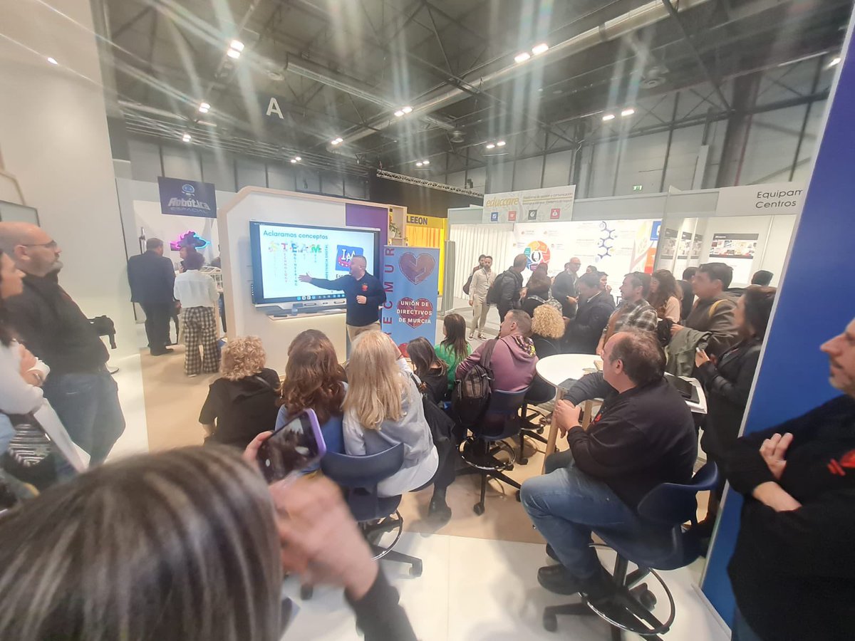 Muchísimas gracias <a href="/mcbalsas/">Mari Carmen Balsas Ramón</a> por hacer que podamos soñar y volar en esta feria de <a href="/SIMOEDU_/">SIMO EDUCACIÓN</a> . Todos los equipos directivos y docentes estamos agradecidos a que nos des esta oportunidad.#direcmur #innovaedum#ceipvirgenmaravillas❤️