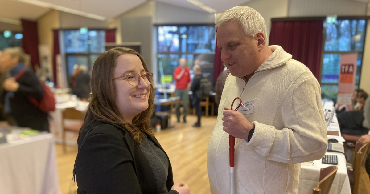Guter Start der Hilfsmittelausstellung: Fast 400 Gäste! 
ABSV-Hilfsmittelreferent Thomas Schmidt resümiert im Gespräch mit Sabine Kroll, Behindertenbeauftragte im <a href="/bacwberlin/">Bezirksamt Charlottenburg-Wilmersdorf</a> die Wichtigkeit der Veranstaltung für die Teilhabe blinder und sehbehinderter Menschen.